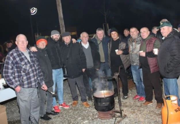 Božićni sajam, pikantni riblji paprikaš i tamburaši „Zlatne doline“ u pleterničkom Bećarskom šoru
