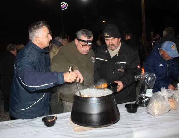 Božićni sajam, pikantni riblji paprikaš i tamburaši „Zlatne doline“ u pleterničkom Bećarskom šoru