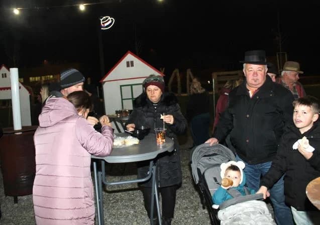 Božićni sajam, pikantni riblji paprikaš i tamburaši „Zlatne doline“ u pleterničkom Bećarskom šoru