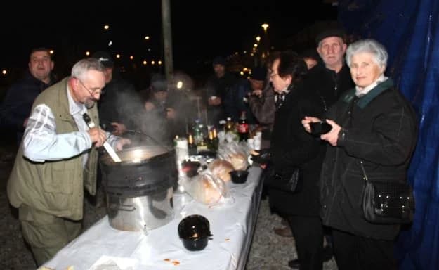 Božićni sajam, pikantni riblji paprikaš i tamburaši „Zlatne doline“ u pleterničkom Bećarskom šoru
