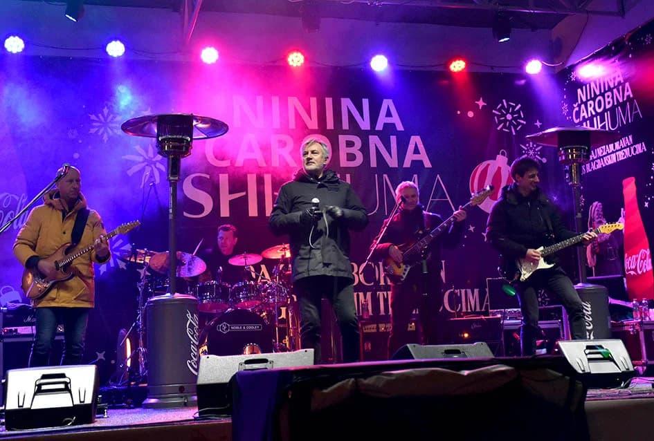 KONCERT MIROSLAVA ŠKORE U NININOJ ČAROBNOJ SHHHUMI: Ne samo da je pjevač već i vrhunski zabavljač