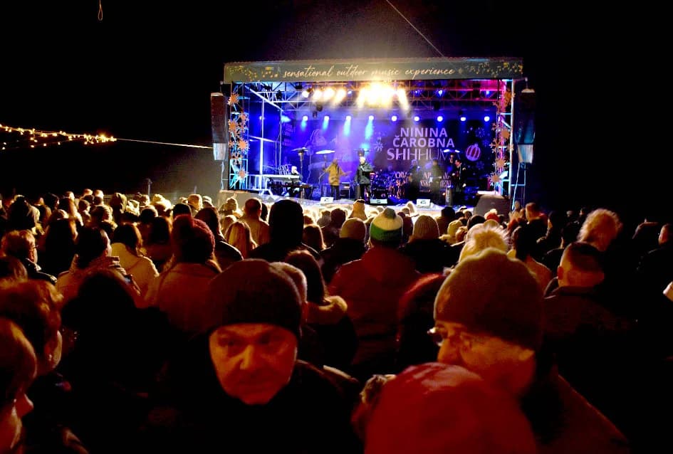 KONCERT MIROSLAVA ŠKORE U NININOJ ČAROBNOJ SHHHUMI: Ne samo da je pjevač već i vrhunski zabavljač