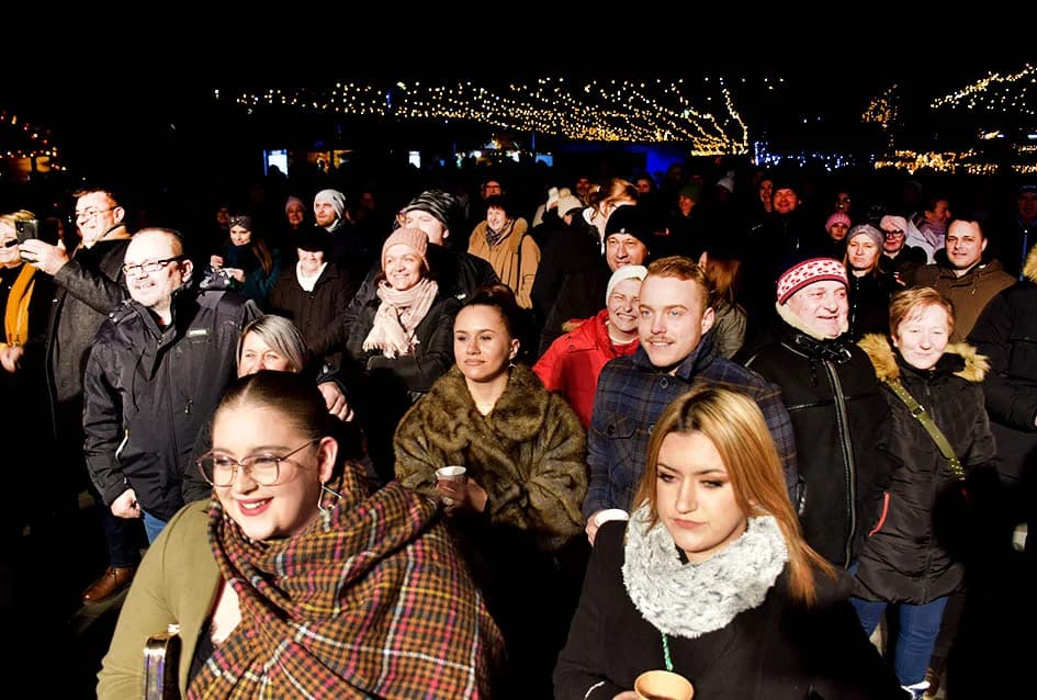 KONCERT MIROSLAVA ŠKORE U NININOJ ČAROBNOJ SHHHUMI: Ne samo da je pjevač već i vrhunski zabavljač