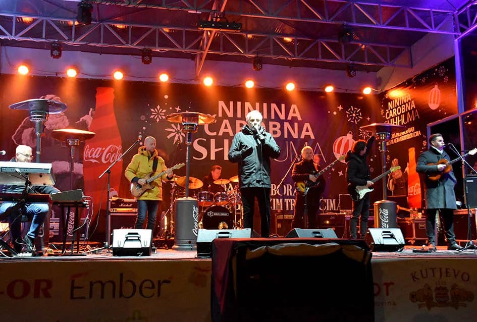 KONCERT MIROSLAVA ŠKORE U NININOJ ČAROBNOJ SHHHUMI: Ne samo da je pjevač već i vrhunski zabavljač