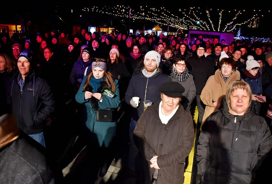 KONCERT MIROSLAVA ŠKORE U NININOJ ČAROBNOJ SHHHUMI: Ne samo da je pjevač već i vrhunski zabavljač