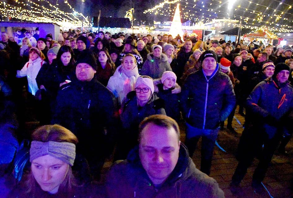 KONCERT MIROSLAVA ŠKORE U NININOJ ČAROBNOJ SHHHUMI: Ne samo da je pjevač već i vrhunski zabavljač