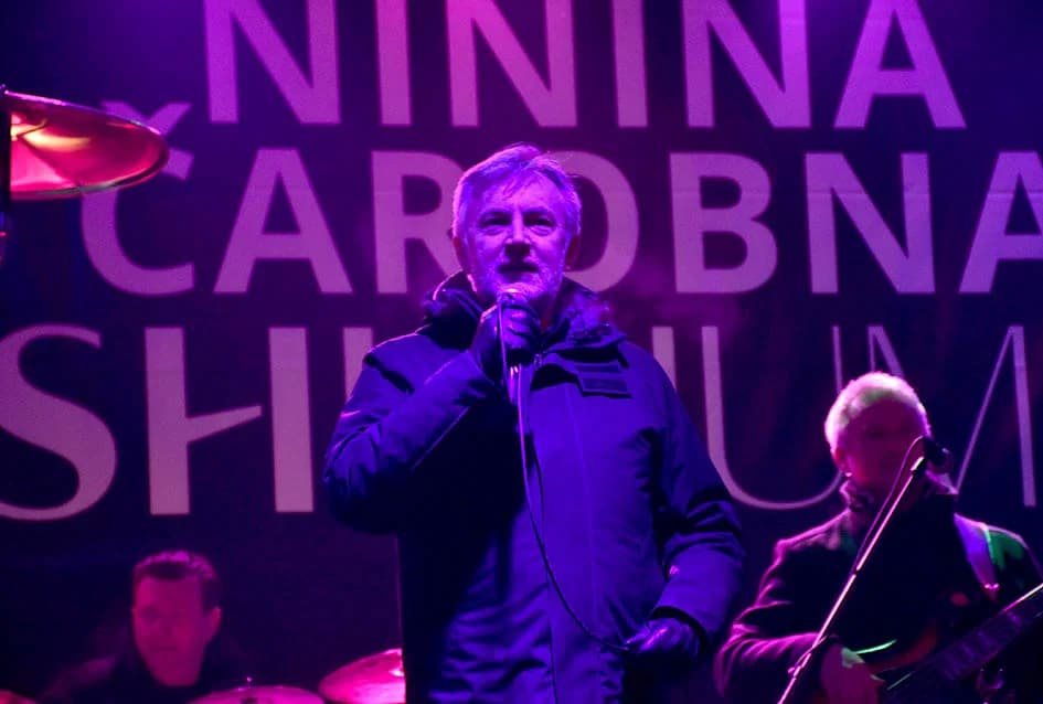 KONCERT MIROSLAVA ŠKORE U NININOJ ČAROBNOJ SHHHUMI: Ne samo da je pjevač već i vrhunski zabavljač