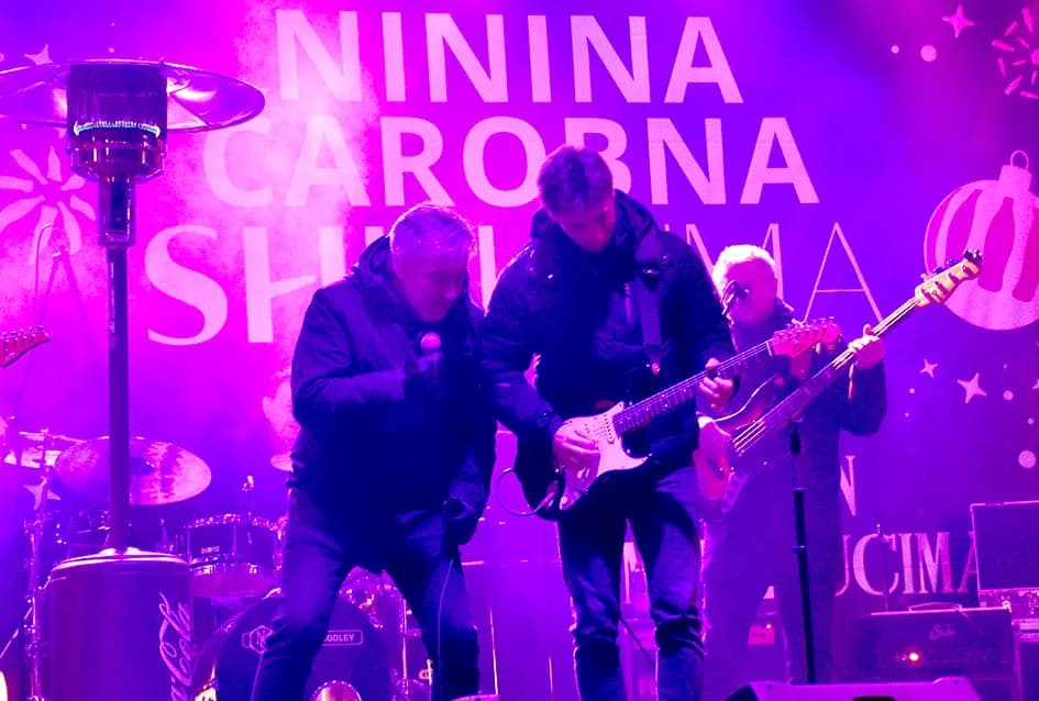 KONCERT MIROSLAVA ŠKORE U NININOJ ČAROBNOJ SHHHUMI: Ne samo da je pjevač već i vrhunski zabavljač