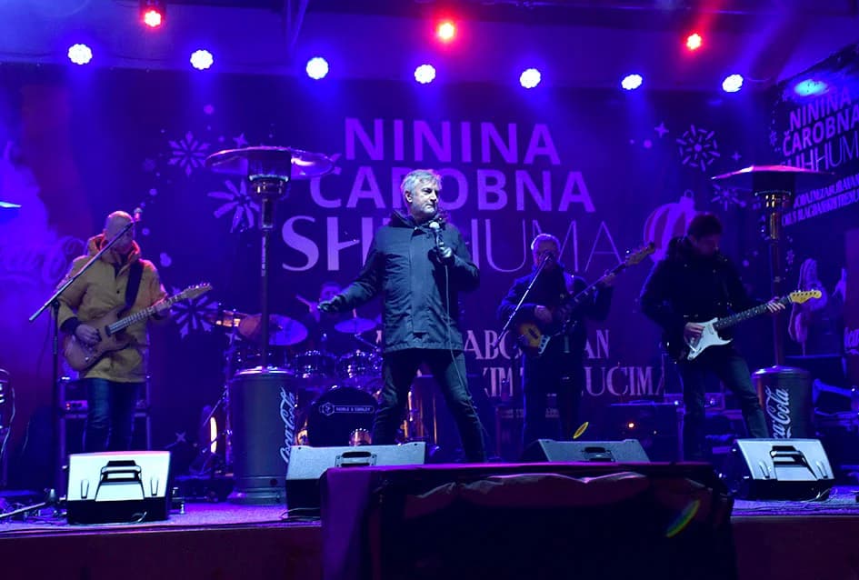 KONCERT MIROSLAVA ŠKORE U NININOJ ČAROBNOJ SHHHUMI: Ne samo da je pjevač već i vrhunski zabavljač