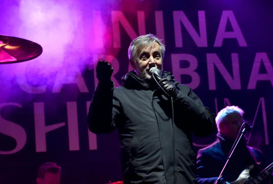 KONCERT MIROSLAVA ŠKORE U NININOJ ČAROBNOJ SHHHUMI: Ne samo da je pjevač već i vrhunski zabavljač