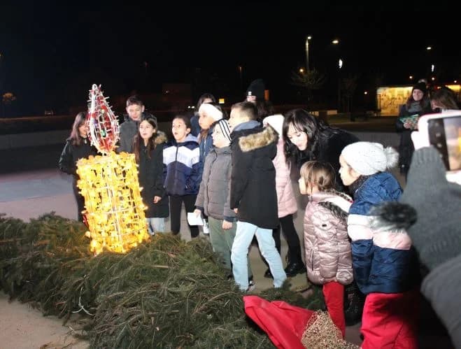 Mali vijećnici zapalili treću adventsku svijeću Trgu bećarca u Pleternici