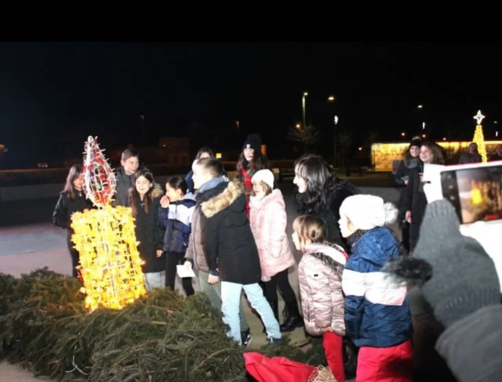 Mali vijećnici zapalili treću adventsku svijeću Trgu bećarca u Pleternici