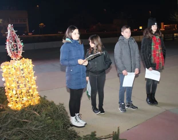Mali vijećnici zapalili treću adventsku svijeću Trgu bećarca u Pleternici