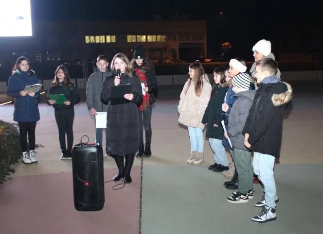 Mali vijećnici zapalili treću adventsku svijeću Trgu bećarca u Pleternici