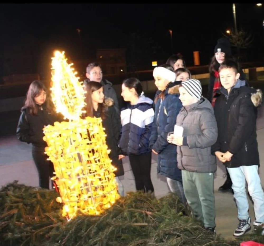 Mali vijećnici zapalili treću adventsku svijeću Trgu bećarca u Pleternici