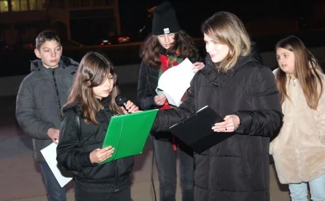 Mali vijećnici zapalili treću adventsku svijeću Trgu bećarca u Pleternici