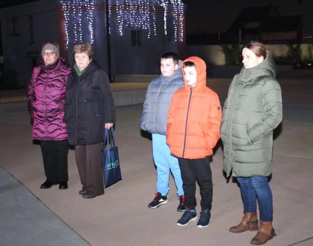 Mali vijećnici zapalili treću adventsku svijeću Trgu bećarca u Pleternici
