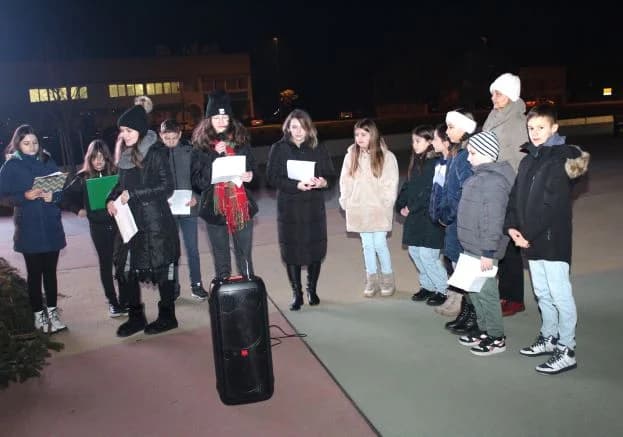Mali vijećnici zapalili treću adventsku svijeću Trgu bećarca u Pleternici