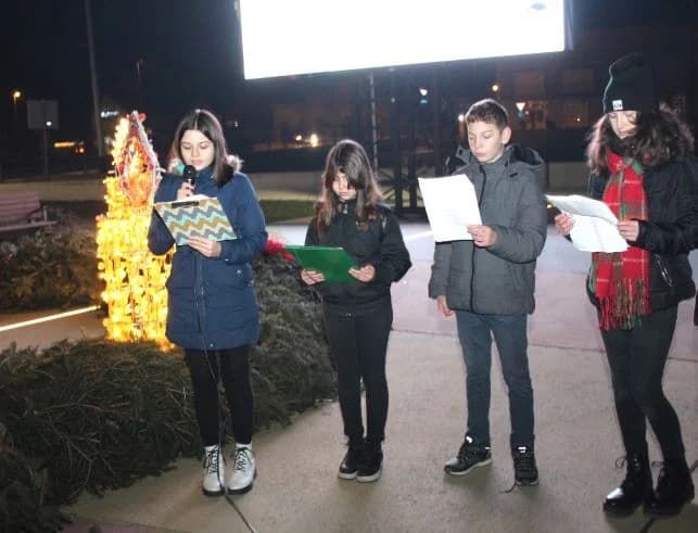 Mali vijećnici zapalili treću adventsku svijeću Trgu bećarca u Pleternici
