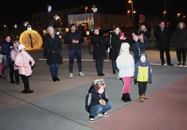 Mali vijećnici zapalili treću adventsku svijeću Trgu bećarca u Pleternici