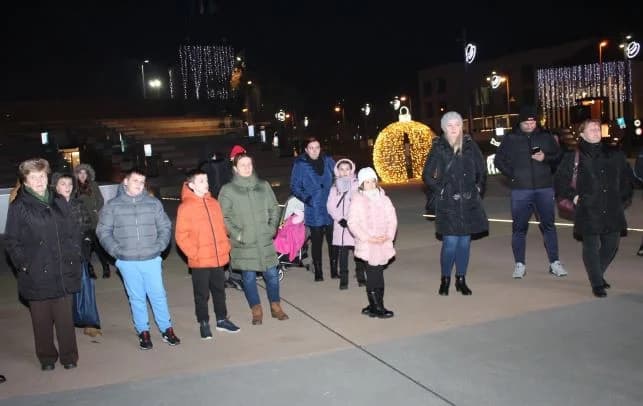 Mali vijećnici zapalili treću adventsku svijeću Trgu bećarca u Pleternici