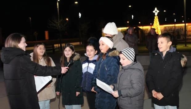 Mali vijećnici zapalili treću adventsku svijeću Trgu bećarca u Pleternici