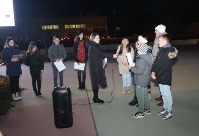 Mali vijećnici zapalili treću adventsku svijeću Trgu bećarca u Pleternici