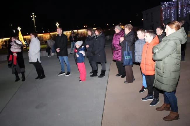 Mali vijećnici zapalili treću adventsku svijeću Trgu bećarca u Pleternici