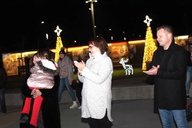Mali vijećnici zapalili treću adventsku svijeću Trgu bećarca u Pleternici