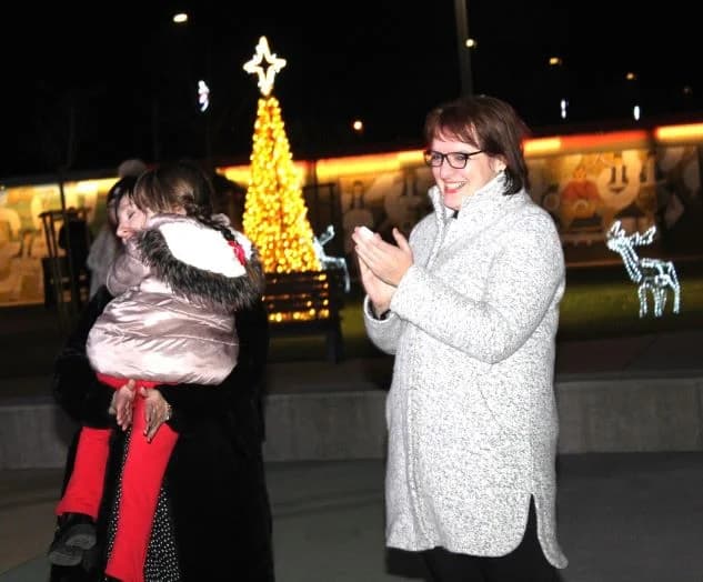 Mali vijećnici zapalili treću adventsku svijeću Trgu bećarca u Pleternici