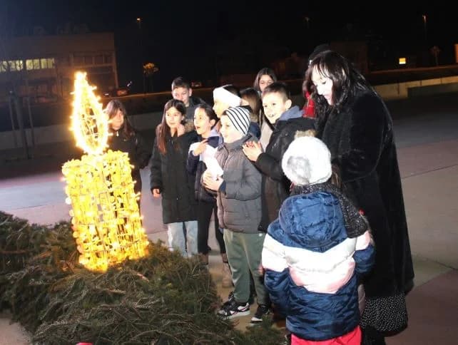 Mali vijećnici zapalili treću adventsku svijeću Trgu bećarca u Pleternici
