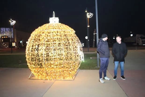 Mali vijećnici zapalili treću adventsku svijeću Trgu bećarca u Pleternici