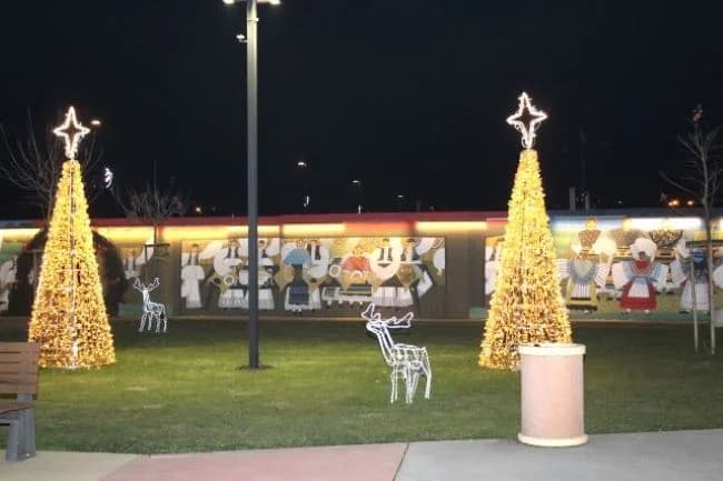 Mali vijećnici zapalili treću adventsku svijeću Trgu bećarca u Pleternici