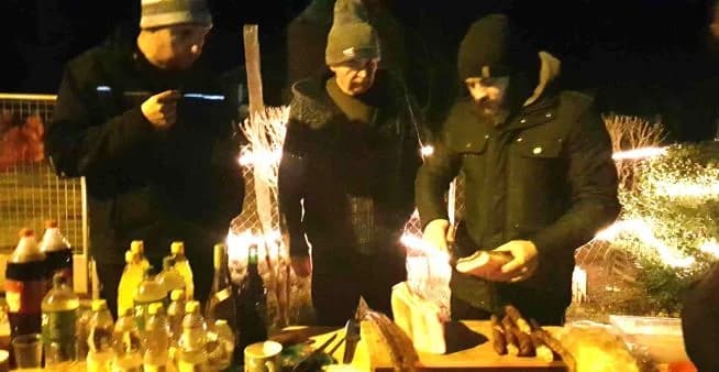 ADVENT U BRODSKOM DRENOVCU: Druženje do kasno u noć uz vatru, pjesmu i bogatu trpezu
