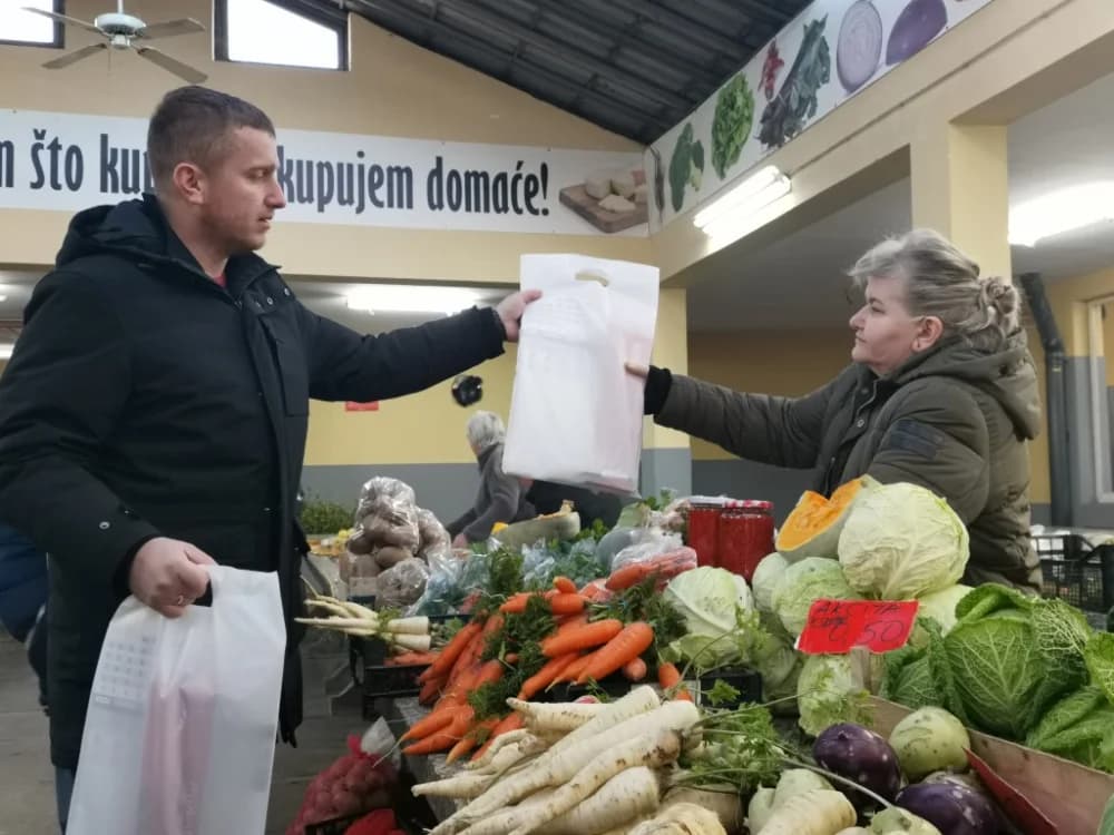 Marija na požeškoj tržnici prodaje 50 godina: „Djeca su bila mala i morala sam zaraditi kako bi ih prehranila“