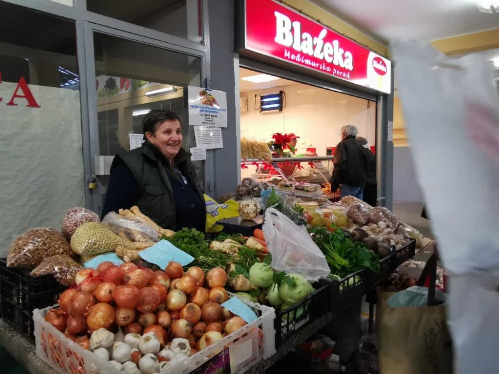 Marija na požeškoj tržnici prodaje 50 godina: „Djeca su bila mala i morala sam zaraditi kako bi ih prehranila“