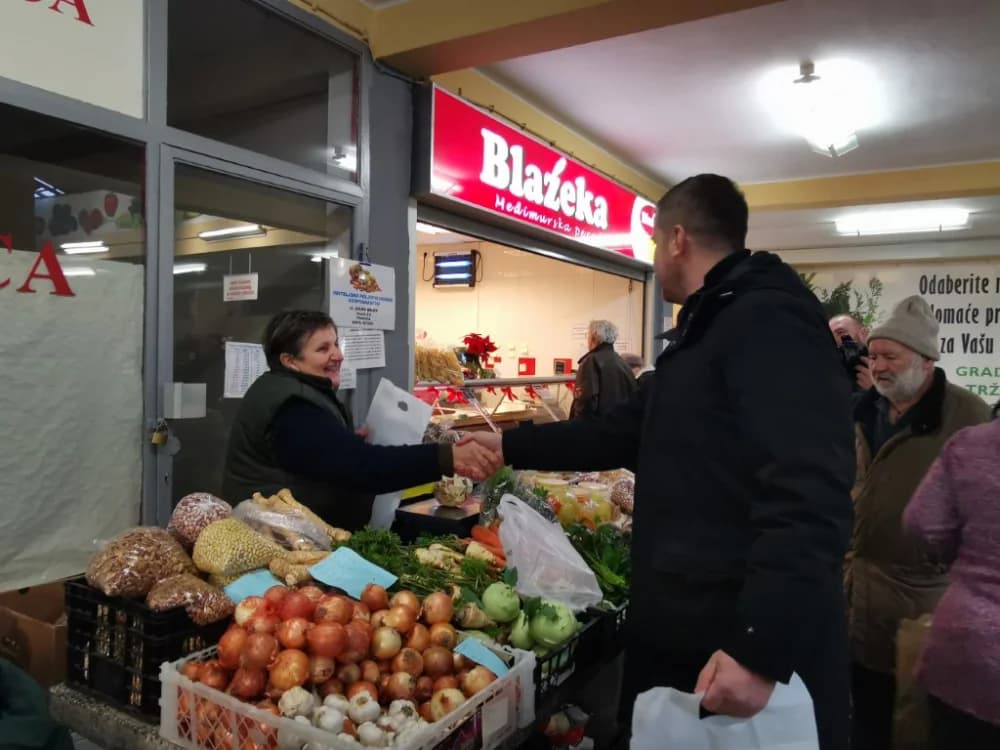 Marija na požeškoj tržnici prodaje 50 godina: „Djeca su bila mala i morala sam zaraditi kako bi ih prehranila“