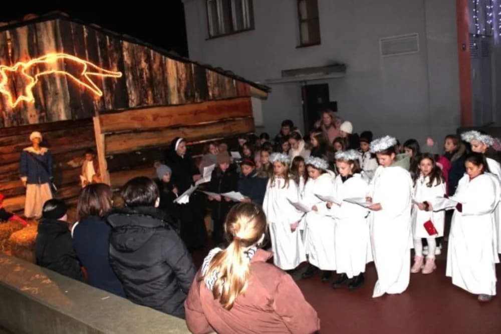 Paljenje četvrte adventske svijeće u Pleternici i uprizorenje živih jaslica
