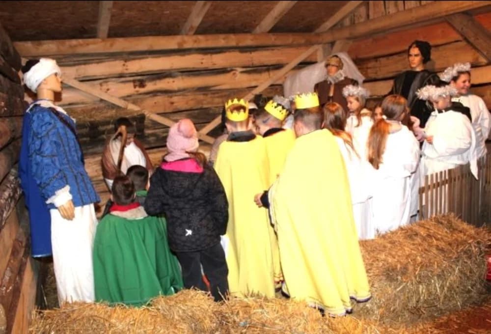 Paljenje četvrte adventske svijeće u Pleternici i uprizorenje živih jaslica