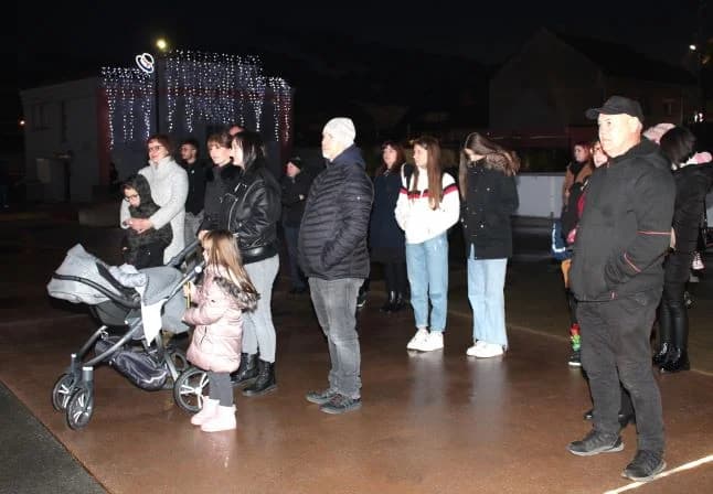 Paljenje četvrte adventske svijeće u Pleternici i uprizorenje živih jaslica