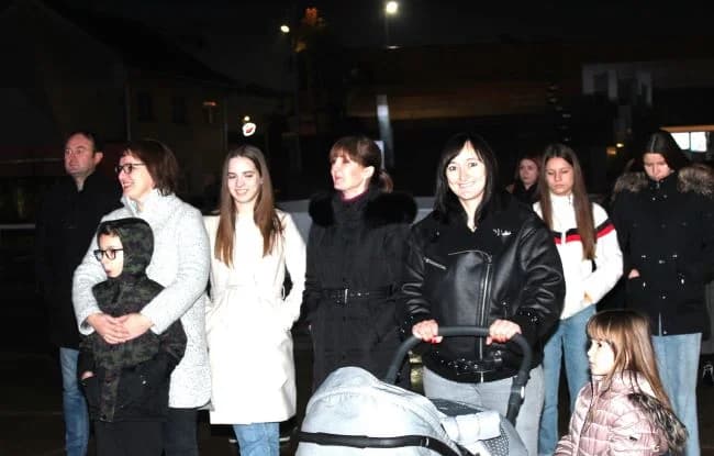 Paljenje četvrte adventske svijeće u Pleternici i uprizorenje živih jaslica