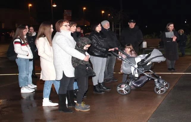 Paljenje četvrte adventske svijeće u Pleternici i uprizorenje živih jaslica