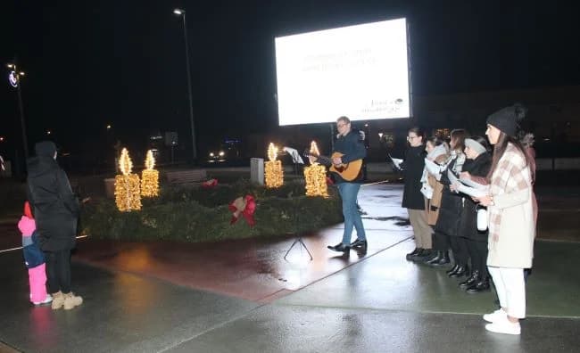 Paljenje četvrte adventske svijeće u Pleternici i uprizorenje živih jaslica