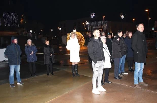 Paljenje četvrte adventske svijeće u Pleternici i uprizorenje živih jaslica