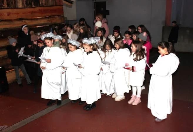 Paljenje četvrte adventske svijeće u Pleternici i uprizorenje živih jaslica