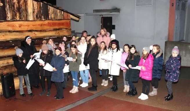 Paljenje četvrte adventske svijeće u Pleternici i uprizorenje živih jaslica
