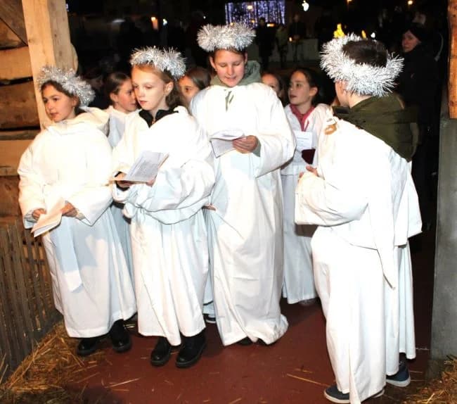Paljenje četvrte adventske svijeće u Pleternici i uprizorenje živih jaslica