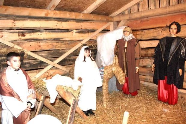Paljenje četvrte adventske svijeće u Pleternici i uprizorenje živih jaslica