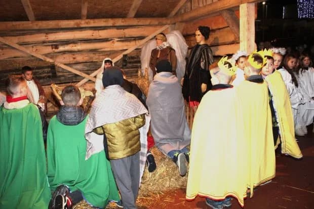 Paljenje četvrte adventske svijeće u Pleternici i uprizorenje živih jaslica