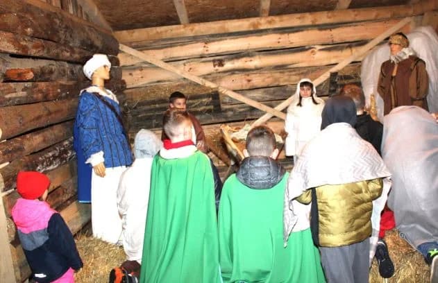 Paljenje četvrte adventske svijeće u Pleternici i uprizorenje živih jaslica